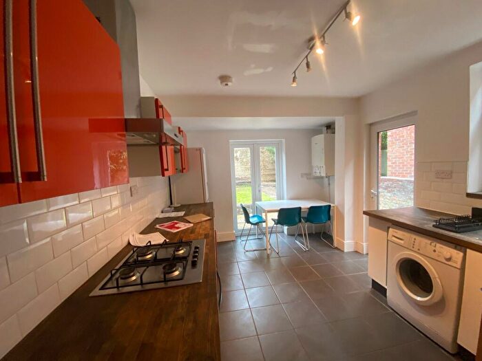 3 Bedroom Semi-Detached House To Rent In Burlington Road, Polygon, SO15