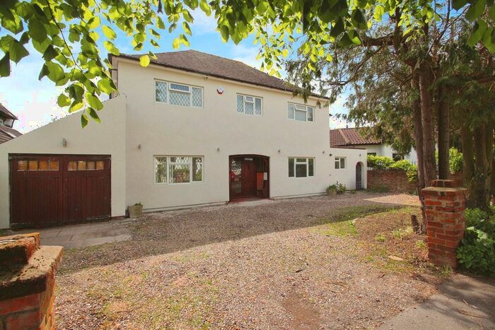 5 Bedroom Detached House To Rent In Somerset Way, Richings Park, SL0