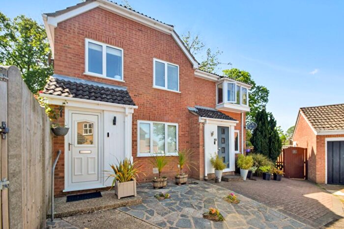 3 Bedroom Semi Detached House For Sale In Catkin Close, Walderslade Woods, ME5