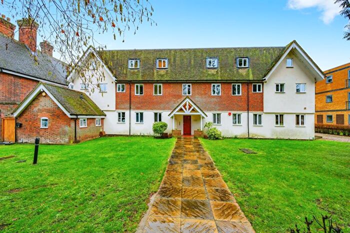 2 Bedroom Flat For Sale In Coopers Green Lane, Hatfield, AL10