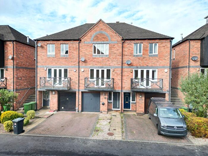 3 Bedroom Town House For Sale In Round Hill Wharf, Kidderminster, DY11