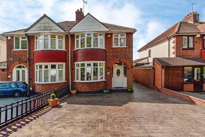 3 Bedroom Semi-Detached House For Sale In Wolverhampton Road West, Walsall, West Midlands, WS2