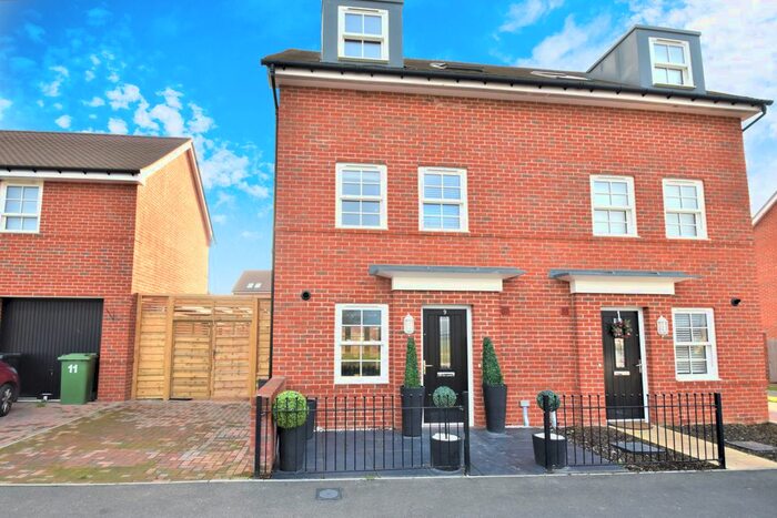 3 Bedroom Semi-Detached House To Rent In Rowe Rise, Waterlooville PO7