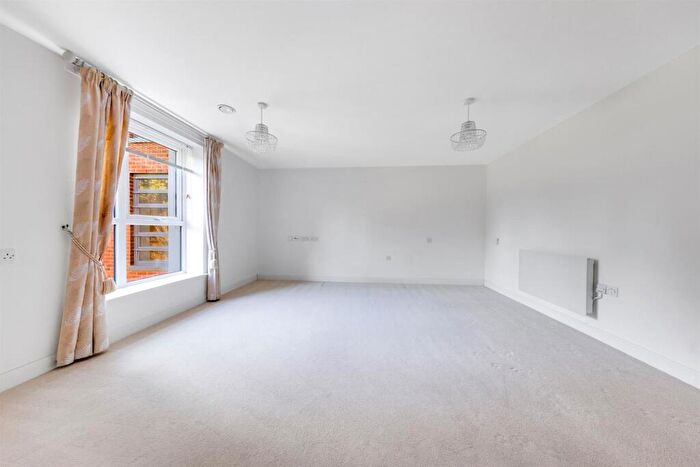 2 Bedroom Apartment For Sale In Dukes Ride, Crowthorne, RG45