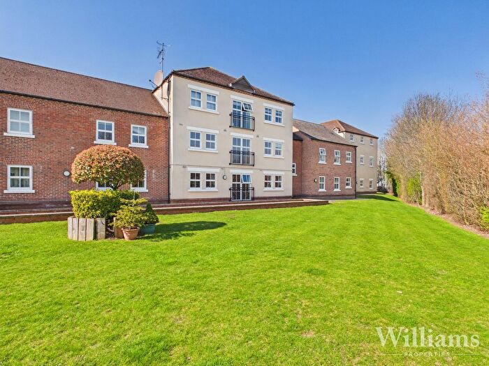 2 Bedroom Flat For Sale In Pine Street, Aylesbury, HP19