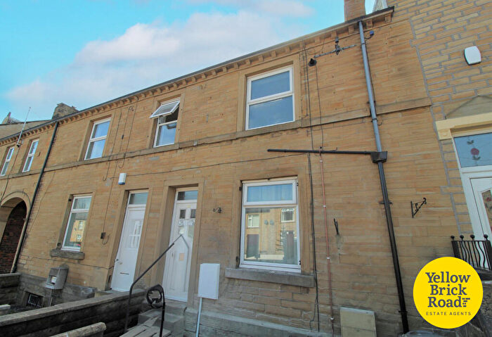 2 Bedroom Flat To Rent In Long Lane, Huddersfield, West Yorkshire, HD5