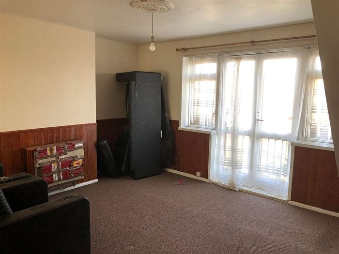 2 Bedroom Flat To Rent In Ashwood Gardens, Hayes, UB3