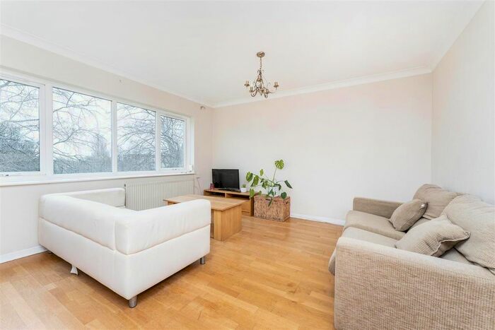 3 Bedroom Flat To Rent In Park View Road, Ealing, W5