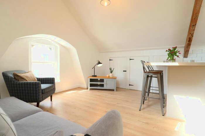 3 Bedroom Apartment To Rent In Windsor Terrace, Penarth, CF64