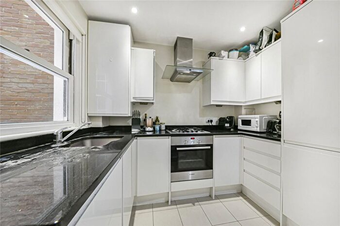 3 Bedroom Flat To Rent In North Gower Street, London, NW1