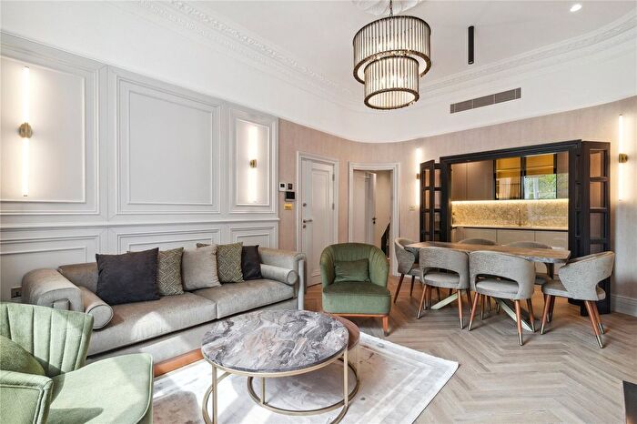 2 Bedroom Flat To Rent In Royal Crescent, London, W11