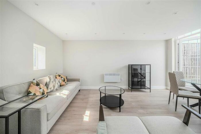 3 Bedroom Flat To Rent In Sandycombe Road, Kew, Richmond, TW9