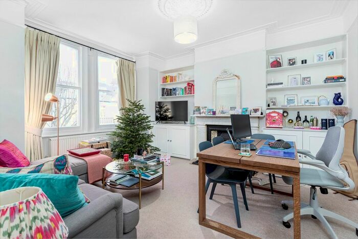 2 Bedroom Flat To Rent In Eddiscombe Road, London, SW6