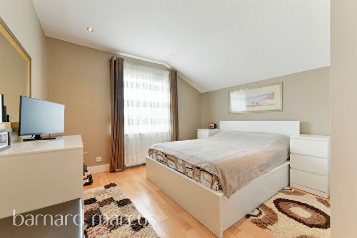 2 Bedroom Flat For Sale In Mitcham Road, London, SW17