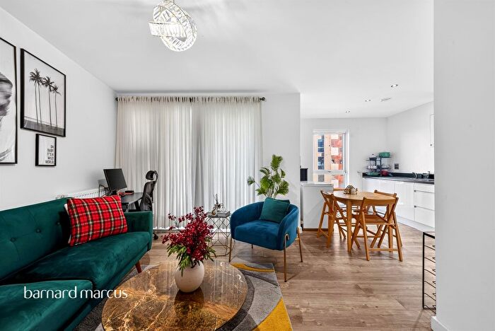 1 Bedroom Flat For Sale In Manor Place, Feltham, TW14