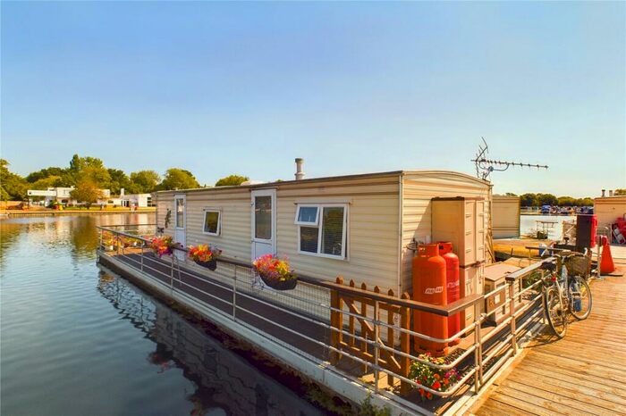 1 Bedroom House Boat For Sale In Banks End, Wyton, Huntingdon, Cambridgeshire, PE28