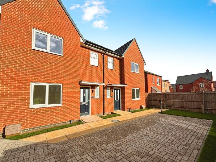 3 Bedroom Semi Detached House For Sale In Brick Kiln Road, Raunds, Wellingborough, NN9