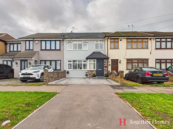 3 Bedroom Property For Sale In Maybank Avenue, Hornchurch, RM12