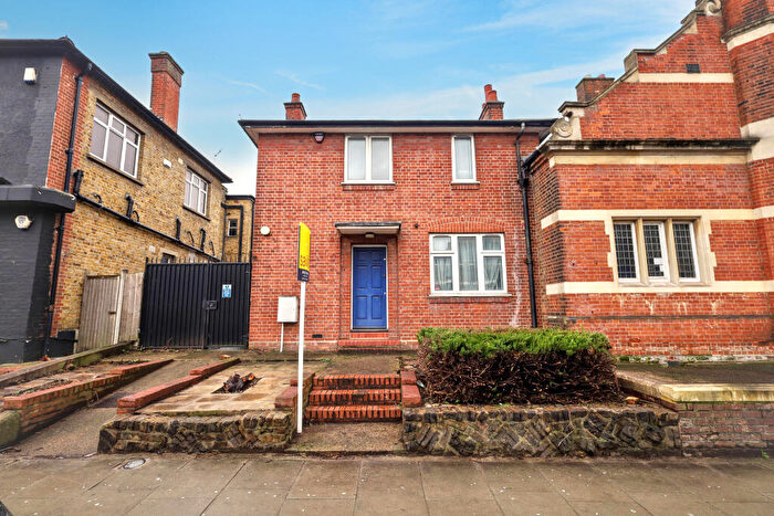 End Of Terrace House For Sale In Old Park Avenue, Enfield, EN2