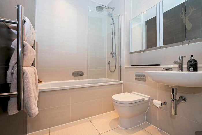 2 Bedroom Flat For Sale In Piercing Hill, Theydon Bois, Epping, CM16