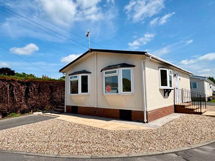 2 Bedroom Mobile/park Home For Sale In Alison Drive, Mount Pleasant Residential Park, Goostrey, CW4