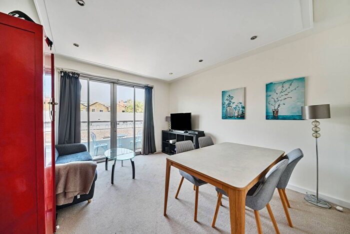 2 Bedroom Flat To Rent In Callow Street, Chelsea, London, SW3