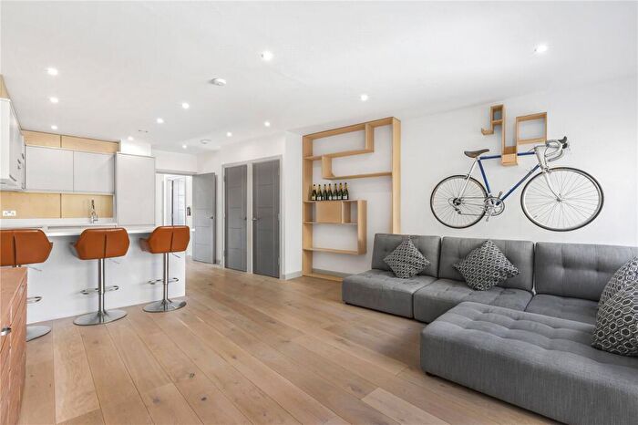 2 Bedroom Maisonette To Rent In Hoxton Street, Hoxton, N1