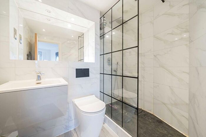 2 Bedroom Flat For Sale In Chiswick High Road, London, W4