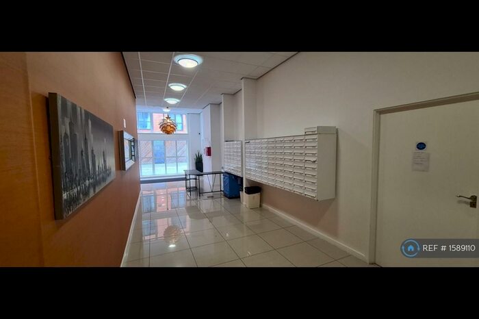 2 Bedroom Flat To Rent In The Junction, Slough, SL2