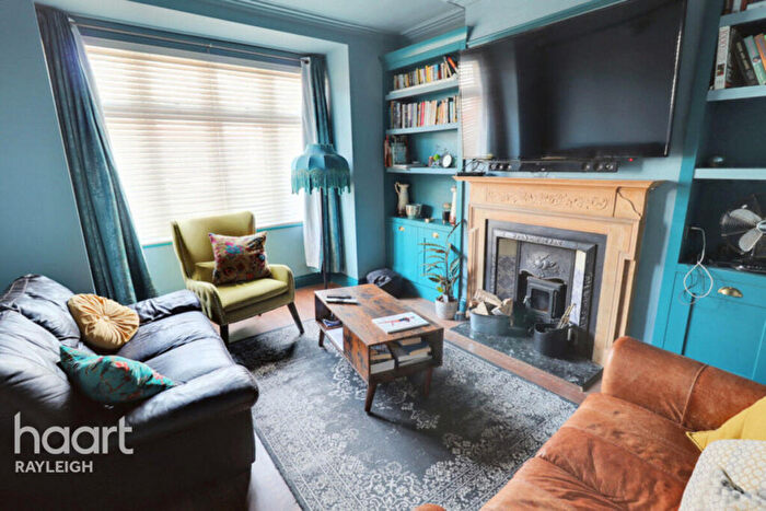 4 Bedroom Detached House For Sale In Kingswood Chase, Essex, SS9