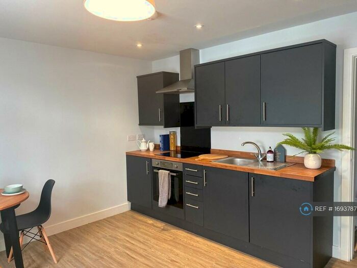 2 Bedroom Maisonette To Rent In Letty Street, Cardiff, CF24