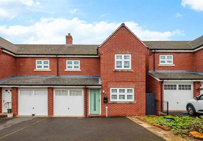 3 Bedroom Semi Detached House For Sale In Poplar Way, Whitnash, Leamington Spa, CV31