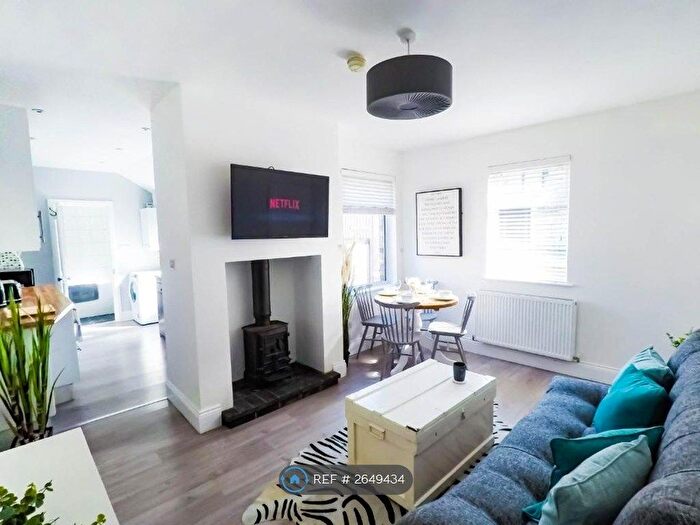 3 Bedroom Semi-Detached House To Rent In Queens Walk, Stamford, PE9