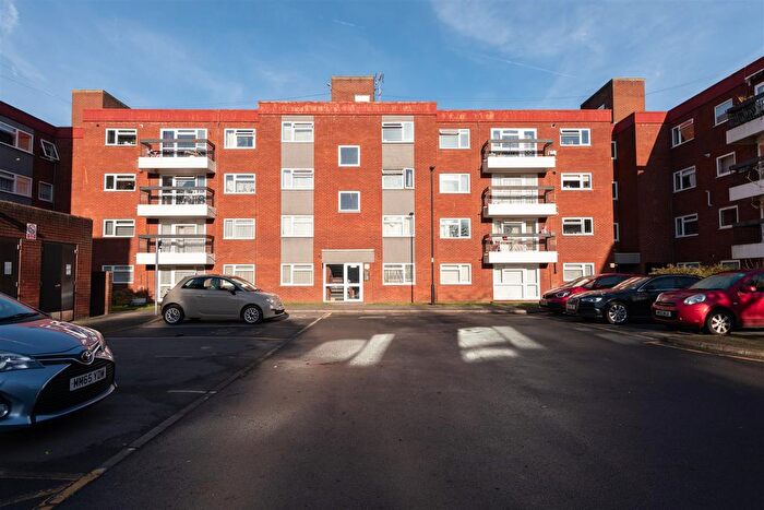 2 Bedroom Flat For Sale In Grange Gardens, London, N14