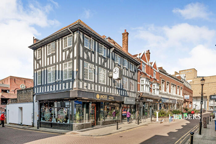 4 Bedroom Flat To Rent In Bishops Hall, Kingston Upon Thames, KT1