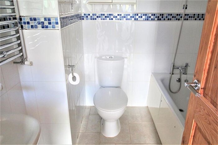 2 Bedroom Flat To Rent In Cleveland Road, Torquay, Devon, TQ2