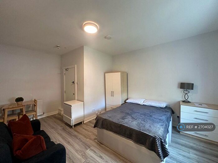 Studio To Rent In Mount View Road, London, N4