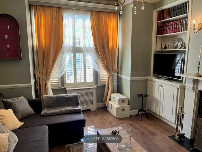 2 Bedroom Maisonette To Rent In Gayville Road, London, SW11
