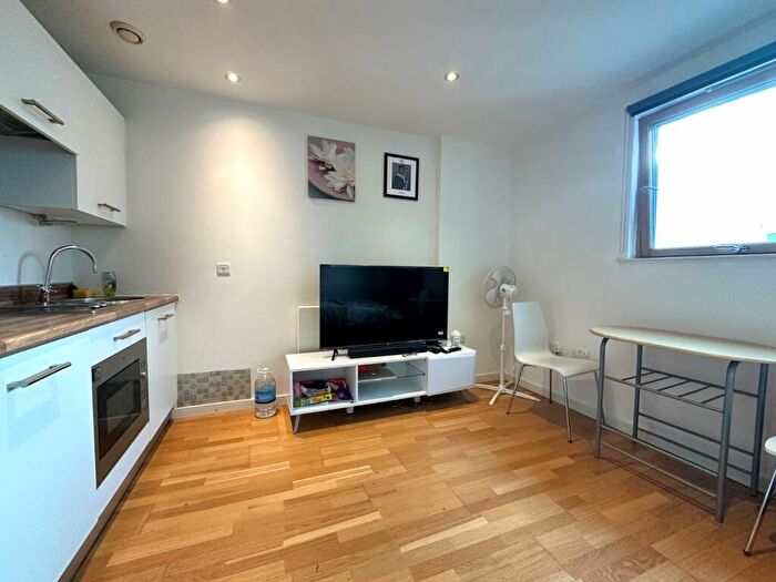 Flat To Rent In Gateway North, Crown Point Road, Leeds, West Yorkshire, LS9