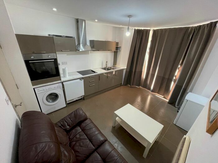 1 Bedroom Flat To Rent In Glenroy Street, Cardiff, CF24