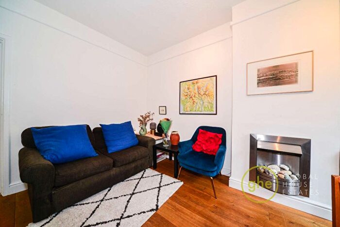 2 Bedroom Flat To Rent In Burns Road, Battersea, London, SW11