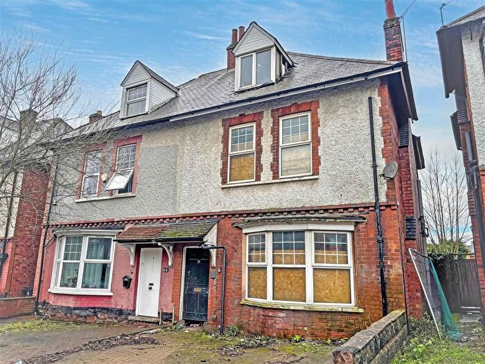 4 Bedroom Semi Detached House For Sale In Barnsley Road, Birmingham, B17
