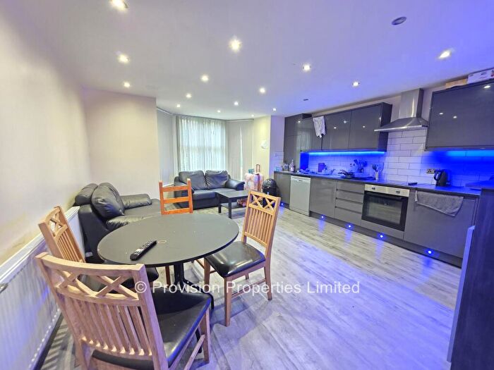 4 Bedroom Flat To Rent In Cliff Road, Hyde Park, Leeds, LS6