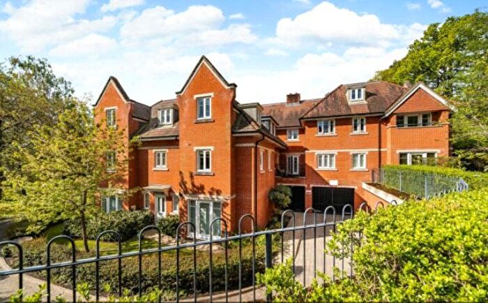 2 Bedroom Flat To Rent In Sandy Lane, Woking, Surrey, GU22