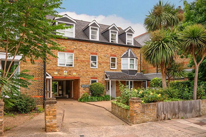 1 Bedroom Flat To Rent In Lion Gate Gardens, Kew, TW9