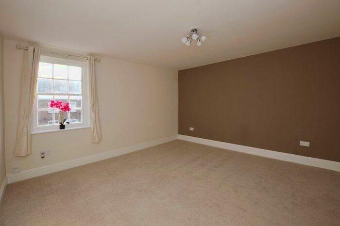 1 Bedroom Flat To Rent In High Street, Downton, SP5