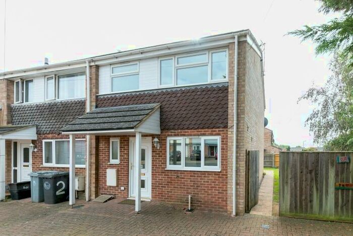 3 Bedroom Semi-Detached House To Rent In Mountfield Road, Witney, OX28