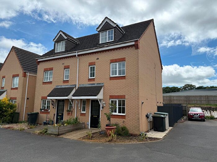 4 Bedroom Semi-Detached House To Rent In Brunel Drive, Biggleswade, SG18