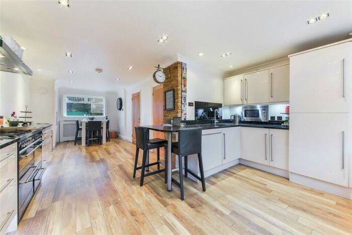 4 Bedroom Terraced House To Rent In Tottenham Road, London, N1