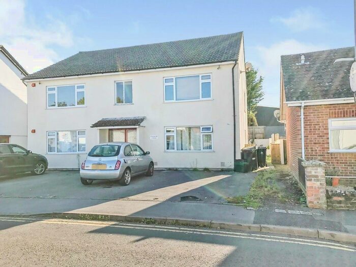 2 Bedroom Flat To Rent In Wimborne, Dorset, BH21